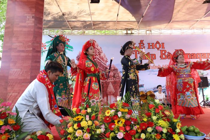 Hoạt động hát văn, múa bóng của các đoàn hành hương trong lễ hội Tháp Bà Ponagar.