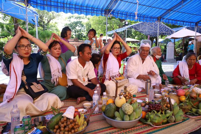 Đồng bào Chăm thực hành nghi lễ trong lễ hội Tháp Bà Ponagar.