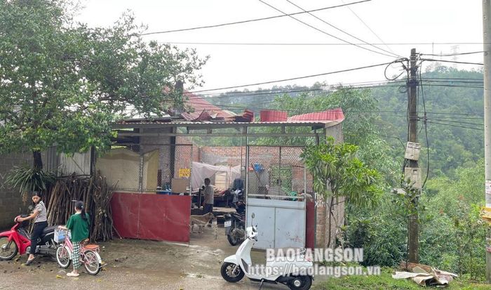 Gió lốc gây hỏng mái nhà của người dân xã Quảng Lạc, thành phố Lạng Sơn