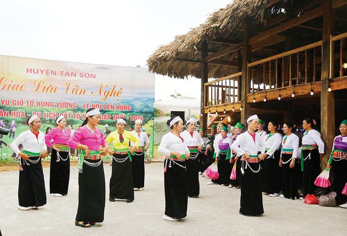 Đồng bào Mường huyện Tân Sơn mặc trang phục truyền thống tham gia Giỗ Tổ Hùng Vương- Lễ hội Đền Hùng và Tuần Văn hóa - Du lịch Đất Tổ năm Giáp Thìn 2024. Ảnh: Hồng Nhung