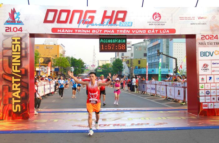 Niềm vui của các VĐV khi hoàn thành cự ly thi đấu - Ảnh: MĐ