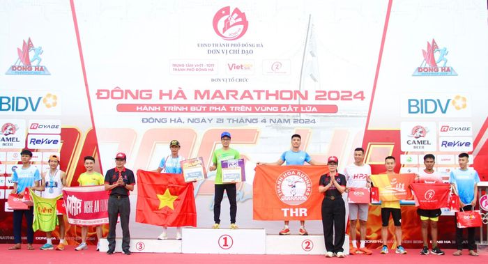Trao giải cho các VĐV nam đoạt thành tích cao ở cự ly 10km - Ảnh: MĐ