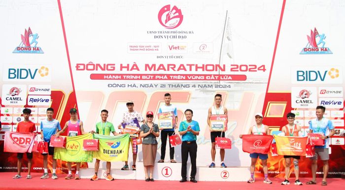 Trao giải cho các VĐV nam đoạt thành tích cao ở cự ly 5km - Ảnh: MĐ