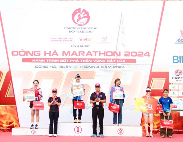 Trao giải cho các VĐV nữ đoạt thành tích cao ở cự ly 10km - Ảnh: MĐ