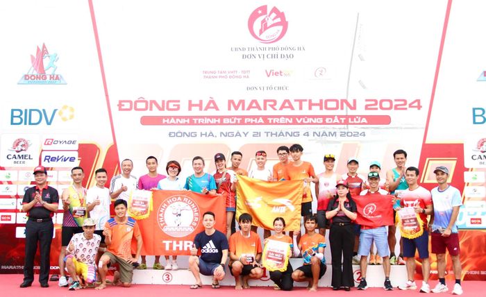 Trao giải nhất, nhì, ba đồng đội cho các CLB đoạt thành tích cao - Ảnh: MĐ