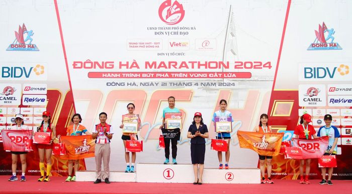 Trao giải cho các VĐV nữ đoạt thành tích cao ở cự ly 5km - Ảnh: MĐ