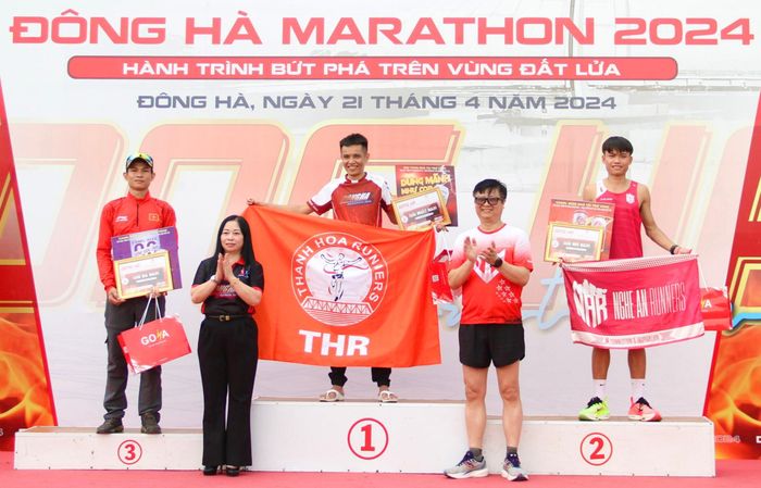 Các VĐV nam đoạt thành tích cao ở cự ly 21km - Ảnh: MĐ