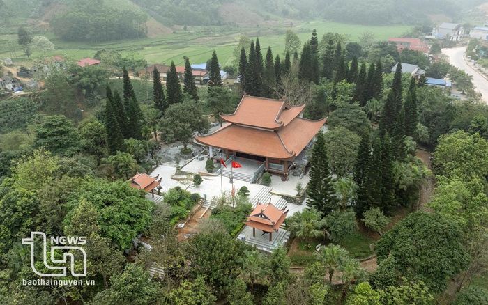 Khu tưởng niệm Chủ tịch Hồ Chí Minh tại đèo De, xã Phú Đình được xây dựng quy mô 5 ha, trong đó có 2 ha do Ban Quản lý Khu di tích lịch sử sinh thái ATK Định Hóa quản lý và khoảng 3 ha mở rộng.