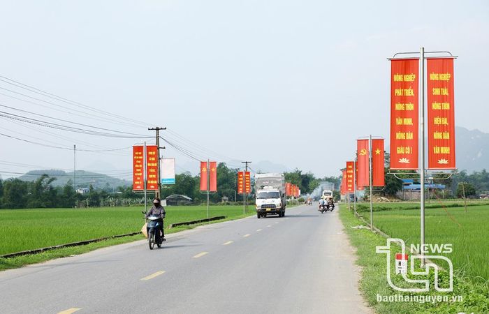 Thênh thang đường đến trung tâm huyện.