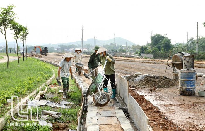 Khẩn trương hoàn thiện tuyến đường dẫn từ khu vực Quảng trường huyện kết nối với đường Hồ Chí Minh.