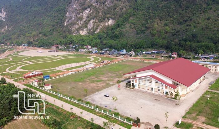 Công trình trung tâm văn hóa thể thao và truyền thông gắn với quảng trường huyện được làm mới tại Tổ dân phố Núi, thị trấn Chợ Chu.