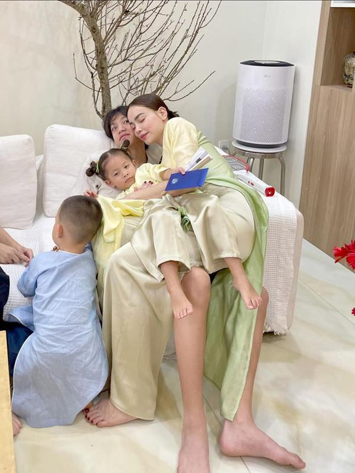 Vì hiện tại Subeo sống cùng mẹ nên đầu tiên phải nhắc đến bố dượng Kim Lý. Trong suốt thời gian sống chung, Kim Lý đã hết lòng che chở và chăm sóc cho bé Subeo. Chính Hồ Ngọc Hà cũng thừa nhận điều này. Cách đây vài năm nhân sinh nhật Kim Lý, cô viết: "Cảm ơn anh vì đã chỉ dạy yêu thương con trai Subeo của em. Subeo quấn quýt anh đó là minh chứng cho trái tim của anh. Và giờ khi mỗi lần anh nhìn Lisa và Leon khóc thì em biết rằng các con của em thật may mắn khi có người cha như anh. Vì em biết anh là tuýp người trân trọng gia đình".
