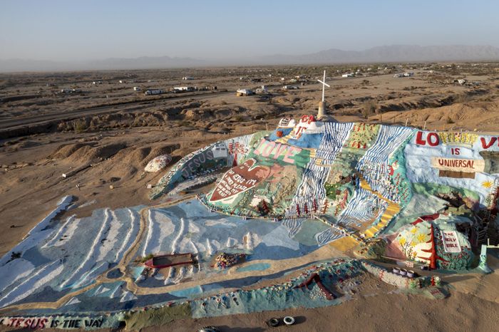 Slab City là một thị trấn ở California với cư dân chủ yếu là những người lang thang, không có nơi nào để đi. Người dân ở đây sống trong những chiếc xe kéo hay túp lều tạm bợ. Ảnh: Latimes