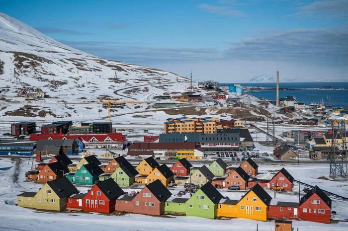 Thị trấn Longyearbyen, quần đảo Svalbard (Na Uy), được gọi với cái tên "thị trấn cực Bắc của thế giới". Nơi đây mặt trời không mọc vào mùa đông và mặt trời không lặn vào mùa hè. Ảnh: Dailysabah