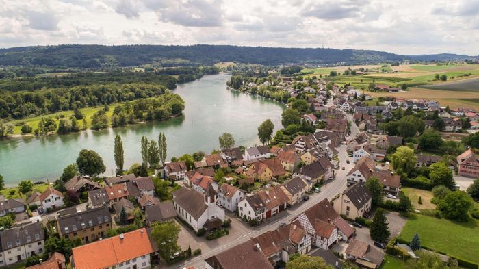 Büsingen am Hochrhein là một vùng đất thuộc Đức ở Thụy Sĩ. Về mặt kinh tế, đây là một phần của Thụy Sĩ nhưng về mặt hành chính, nó là một phần của Đức. Ảnh: Schaffhauserland