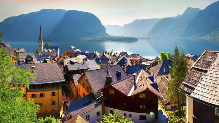 Nhà thờ và những con phố giống hệt như ban phiên bản chính. Thậm chí, bất động sản ở Hallstatt của Trung Quốc còn đắt hơn ở Áo. Ảnh: Podroze.onet