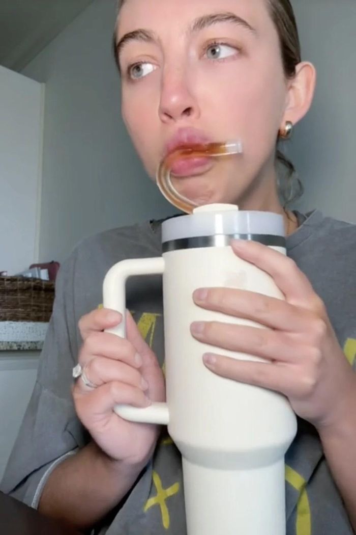  Ống hút "chống lão hóa" đang thịnh hành trên TikTok. Ảnh: @rachelmadisoncarlisle. 