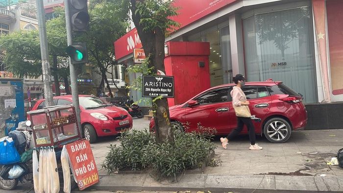 Hàng rong, xe ô tô dừng đỗ ngán ngữ vỉa hè nút giao.