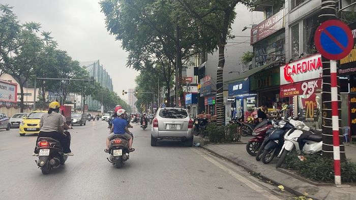 Xe ô tô dừng đỗ phương tiện sai quy định trên phố Lê Trọng Tấn.