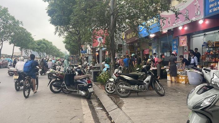 Hàng quán đua nhau chiếm dụng lòng đường, vỉa hè làm nơi kinh doanh.