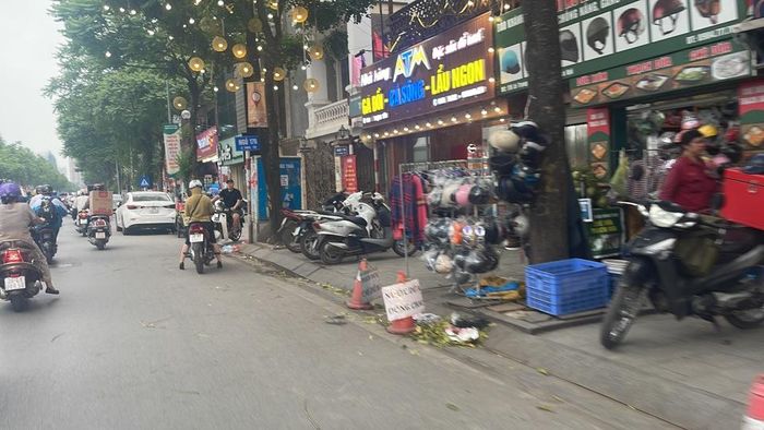 Tình trạng lấn chiếm lòng đường, vỉa hè làm nơi kinh doanh diễn ra phổ biến trên phố Lê Trọng Tấn.