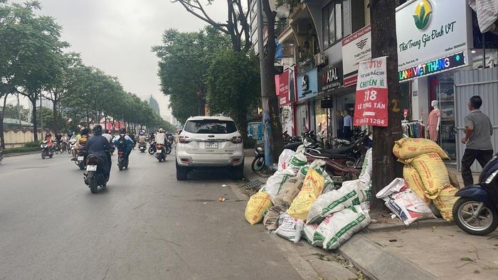 Vật liệu, phế thải xây dựng được bày biện lấn chiếm vỉa hè.