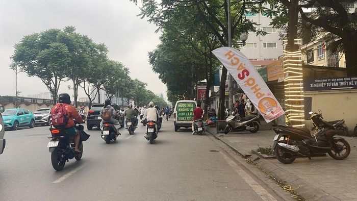 Biển hiệu, biển quảng cáo bày biện tràn lan trên phố Lê Trọng Tấn.