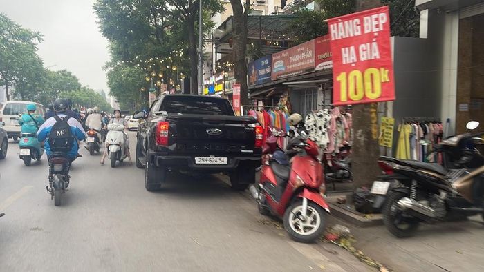 Hàng quán lấn chiếm vỉa hè làm nơi kinh doanh.