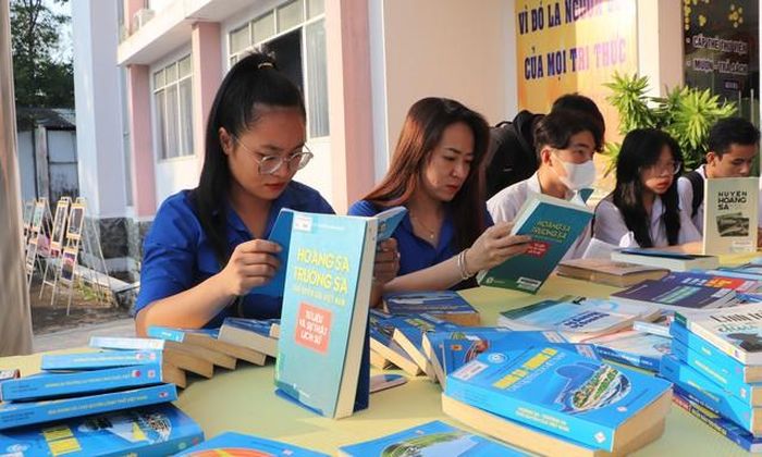 Sách về biển, đảo Việt Nam thu hút đông đảo bạn đọc. Ảnh: Hồng Thái - TTXVN