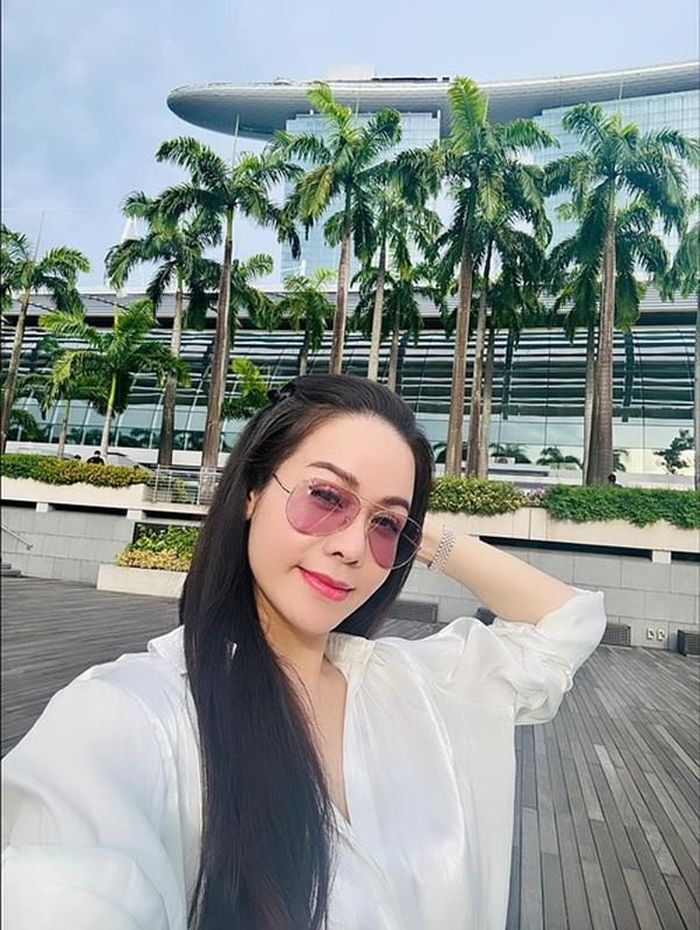 Trong livestream, Nhật Kim Anh cho biết, cô vắng mặt trong đám cưới của TiTi vì đang ở Singapore tham gia một sự kiện và về Việt Nam sau vài ngày nữa. “Tiếc tắm, không tới chúc mừng vợ chồng TiTi được”, Nhật Kim Anh nói thêm. Ảnh: FBNV.