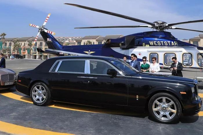 Được biết, chiếc xe siêu sang Rolls-Royce Phantom trong đám hỏi của nam ca sĩ TiTi cùng bà xã DJ Tuyết Nhung này thuộc thế hệ thứ 7, đây cũng là phiên bản đầu tiên.