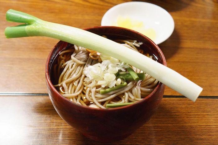 Tô mì Negi-soba sử dụng cọng hành lá làm đũa. Ảnh: Sockinjapan.