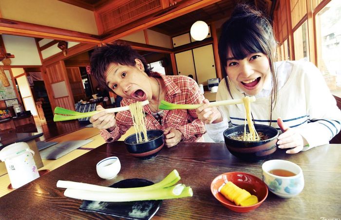 Thực khách thưởng thức món mì Negi-soba. Ảnh: Japankuru.