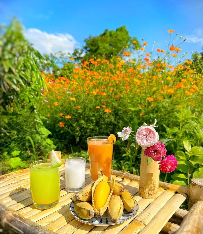 Chị Thảo làm thêm góc bếp nhỏ và bàn trà ngoài trời, thỉnh thoảng tổ chức tiệc nướng tại gia hay tiếp đón bạn bè, người quen tới chơi, tham quan