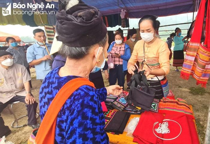  Chợ phiên Mường Quạ trao đổi nông sản, sản phẩm thủ công mỹ nghệ của đồng bào các dân tộc vùng Môn Sơn - Lục Dạ - một trong những điểm nhấn thu hút khách du lịch. Ảnh: Hoài Thu 