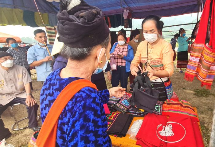  Chợ phiên Mường Quạ trao đổi nông sản, sản phẩm thủ công mỹ nghệ của đồng bào các dân tộc vùng Môn Sơn - Lục Dạ - một trong những điểm nhấn thu hút khách du lịch. Ảnh: Hoài Thu 