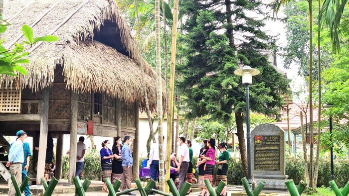  Khách du lịch tham quan “địa chỉ đỏ” Di tích Nhà cụ Vi Văn Khang - nơi thành lập Chi bộ đảng đầu tiên ở miền Tây xứ Nghệ. Ảnh: Hoài Thu 