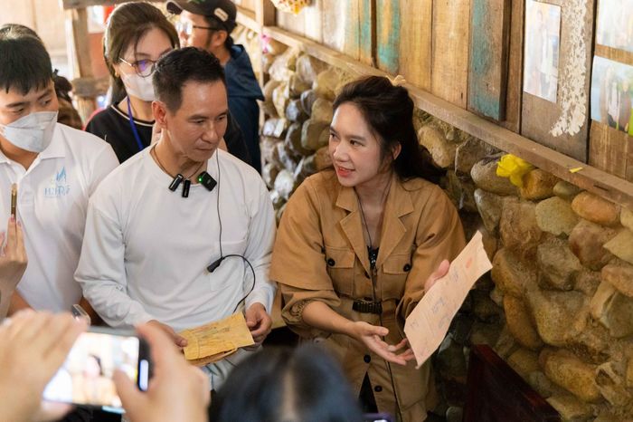 Lý Hải - Minh Hà chia sẻ về bối cảnh Lật mặt 7 với khách tham quan.