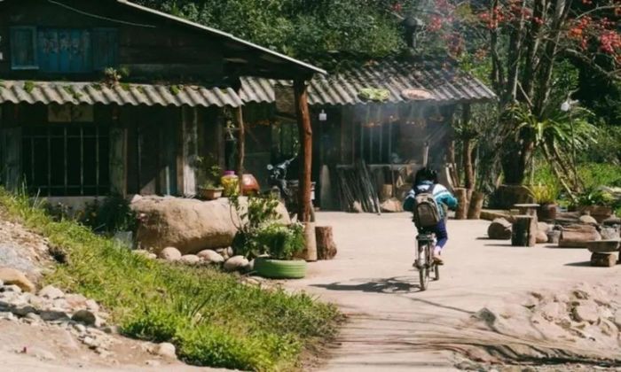Lý Hải muốn xây bối cảnh nhà bà Hai trên địa hình tự nhiên, có bố trí thêm nhiều tảng đá lớn.