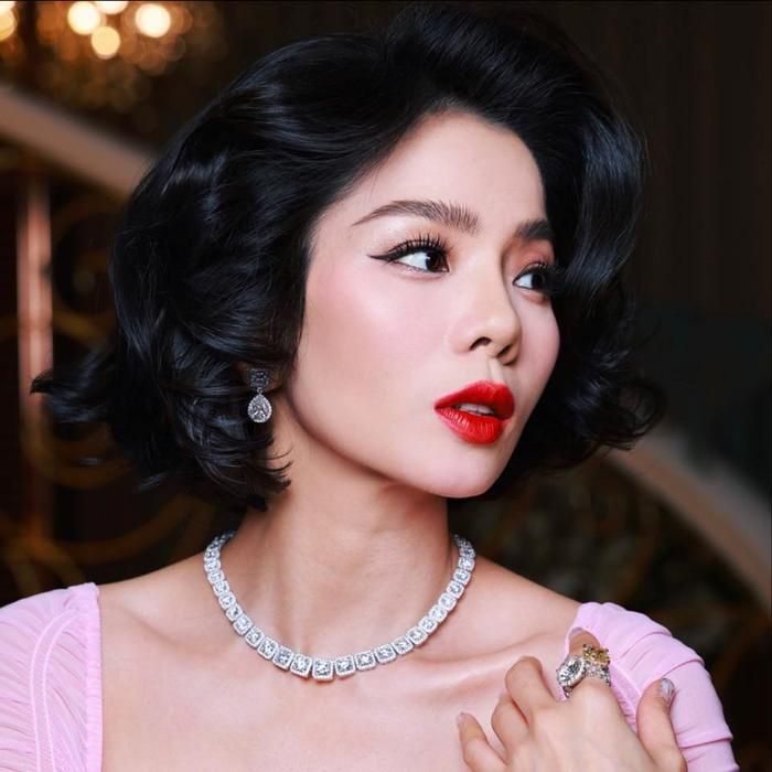 Nhiều ý kiến cho rằng, Lệ Quyên nên cân nhắc sử dụng son môi có gam màu nóng nhiều hơn những tông trầm. 