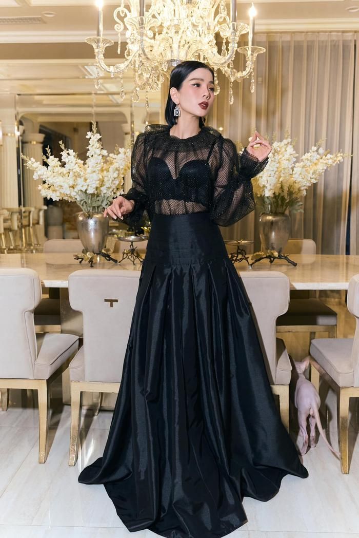 Cộng thêm, lối làm tóc và lớp nền kỹ lưỡng sẽ giúp nữ ca sĩ tỏa sáng nhất có thể.