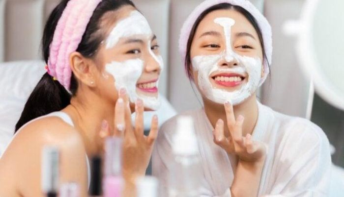 Áp dụng đủ các bước chăm sóc để có một làn da trắng mịn.