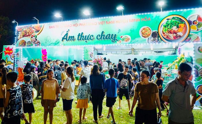 Gian hàng ẩm thực chay do Ban Trị sự Giáo hội Phật giáo huyện Minh Hóa tổ chức. Ảnh. T.N