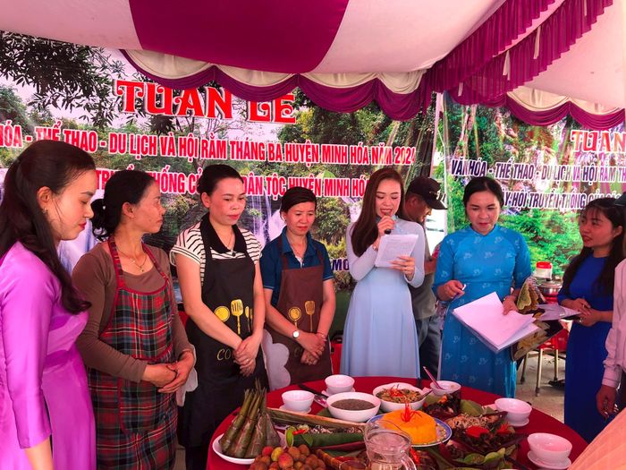 Thuyết minh giới thiệu những món ẩm thực tại hội Rằm tháng ba Minh Hóa. Ảnh: T.L