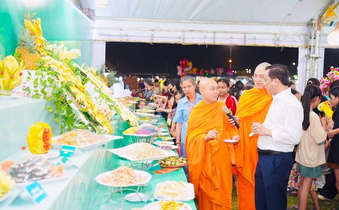 Lãnh đạo huyện Minh Hóa đến tham gian hàng ẩm thực chay. Ảnh: T.N