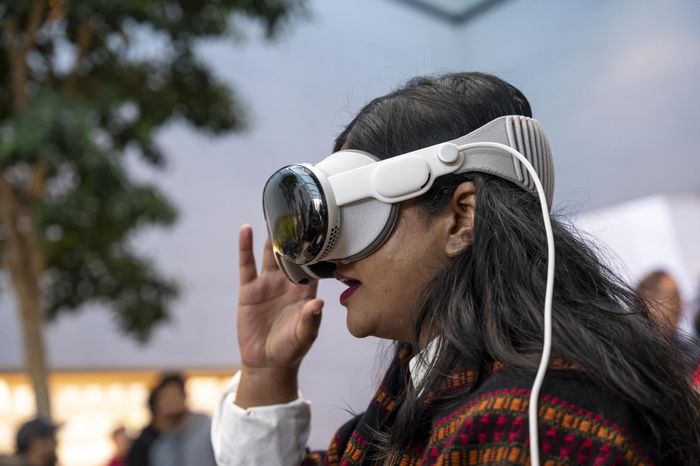  Nhu cầu Vision Pro không thể đứng vững như hồi sản phẩm mới ra mắt. Ảnh: Bloomberg. 