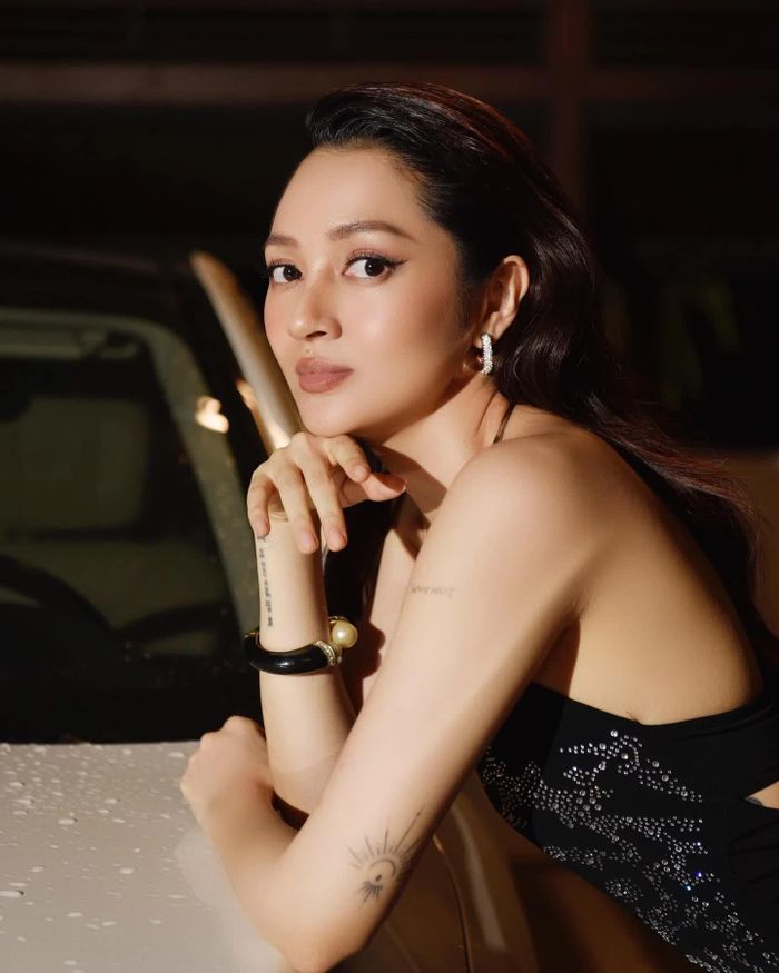 Trong sự kiện thời trang gần đây (ảnh trái), Bảo Anh khoe vóc dáng thon gọn trong bồ độ xuyên thấu màu đen. Cô cũng xuất hiện thường xuyên ở các sự kiện giải trí hoặc âm nhạc hơn sau khoảng thời gian dài im ắng. Cuối năm 2023, nữ ca sĩ tham gia Chị đẹp đạp gió rẽ sóng nhưng nhanh chóng rút khỏi chương trình. Từng rất im ắng vào đầu năm 2023 nhưng gần đây, Bảo Anh chăm cập nhật hình ảnh trên trang cá nhân hơn.