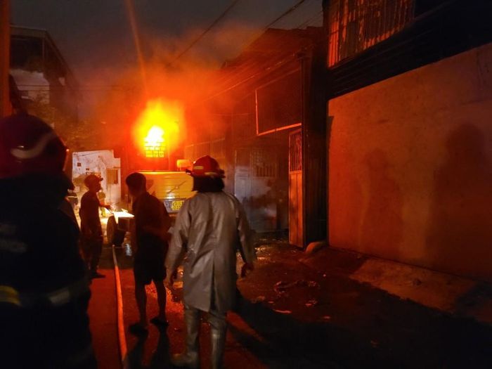 Lực lượng phòng cháy chữa cháy đến hiện trường dập lửa.