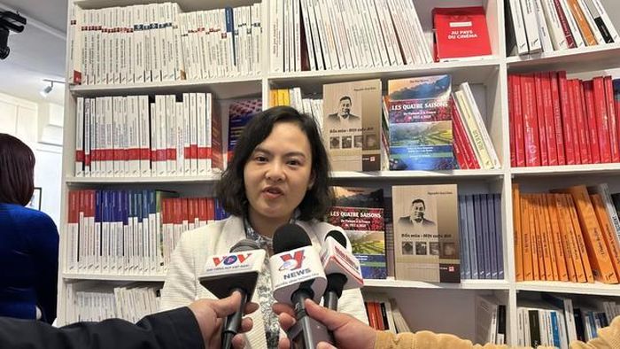 Chị Trần Hà My, Giám đốc Mạng lưới đổi mới sáng tạo Việt Nam châu Âu (VINEU) tại Pháp chia sẻ cảm xúc với phóng viên TTXVN tại buổi ra mắt sách. Ảnh Ngọc Hiệp - PV TTXVN tại Pháp