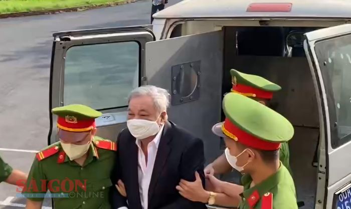  Dẫn giải bị cáo Trần Quí Thanh tới tòa. Ảnh: THÀNH CHUNG 